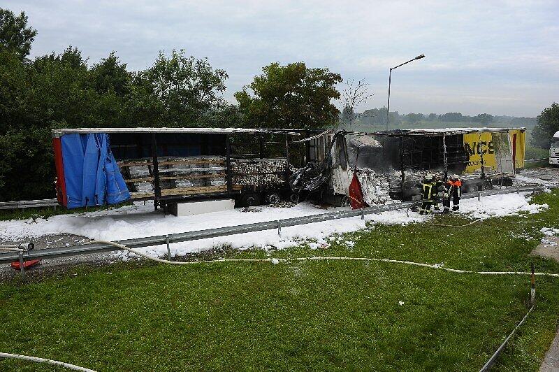 Schwerer Unfall mit drei Lkw bei Wörth: Der Fahrer eines Lastwagen kollidierte mit einem der abgestellten Fahrzeuge, woraufhin drei Lkw in Flammen aufgingen. Ein Mann kam ums Leben. Die Bilder