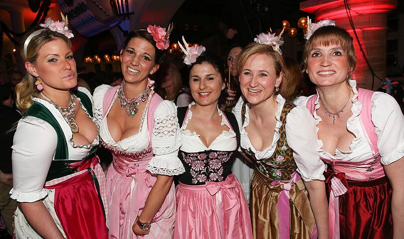 Auch dieses Jahr feierten 2.000 Gäste am Auftakt-Abend der Nacht der Tracht in Dirndl und Lederhosn ein rauschendes Fest im Löwenbräukeller! Bereits zum 12. Mal zapften die Veranstalter Wiesnwirt Christian Schottenhamel und Eventmanager Philip Greffenius beim traditionellen Anstich der Nacht der Tracht das erste Fass gekonnt mit nur zwei Schlägen an, und freuten sich über die gute Stimmung im Festsaal. Die Bilder!
