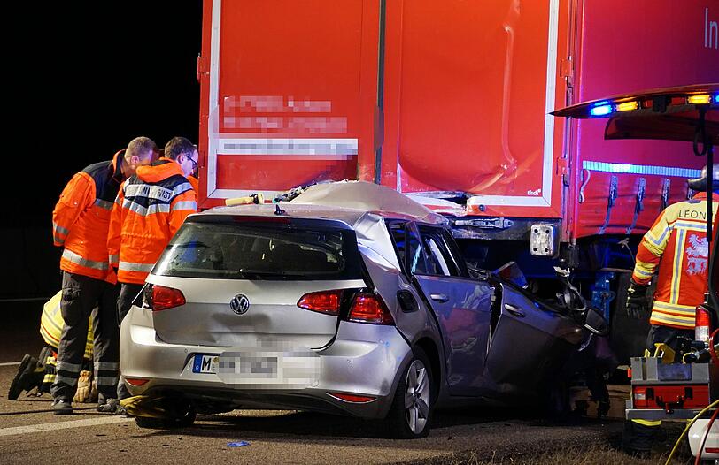 Schreckliche Bilder von der A8: Ein Münchner ist auf der Autobahn in das Heck eines Lkw gerast und kam dabei ums Leben. Der Unfall passierte bei Leonberg.