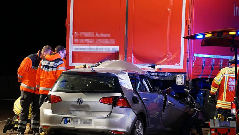 Schreckliche Bilder von der A8: Ein Münchner ist auf der Autobahn in das Heck eines Lkw gerast und kam dabei ums Leben. Der Unfall passierte bei Leonberg. Schreckliche Bilder von der A8: Ein Münchner ist auf der Autobahn in das Heck eines Lkw gerast und kam dabei ums Leben. Der Unfall passierte bei Leonberg.