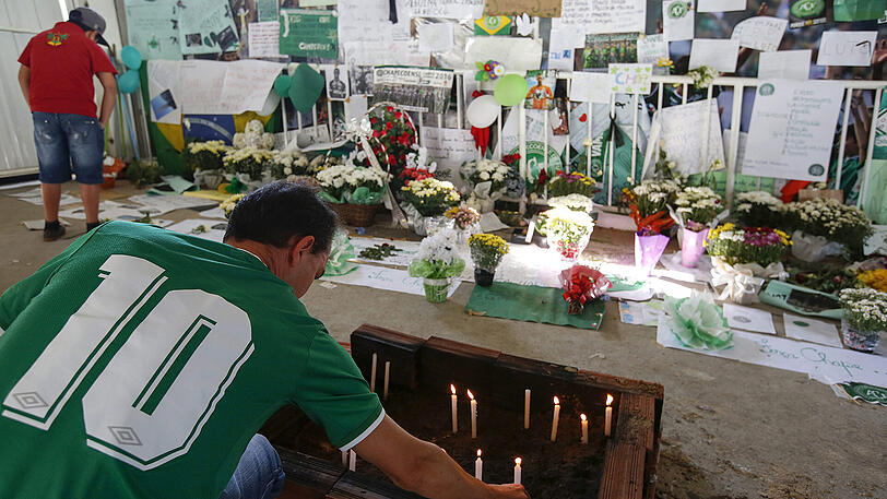 Beim Absturz der LaMia-Maschine in der Nacht zum 29. November kurz vor der kolumbianischen Stadt Medellín waren 71 Personen ums Leben gekommen, darunter 19 Spieler, 14 Mitglieder des Trainer- und Betreuerstabes sowie neun Funktionäre des Klubs.