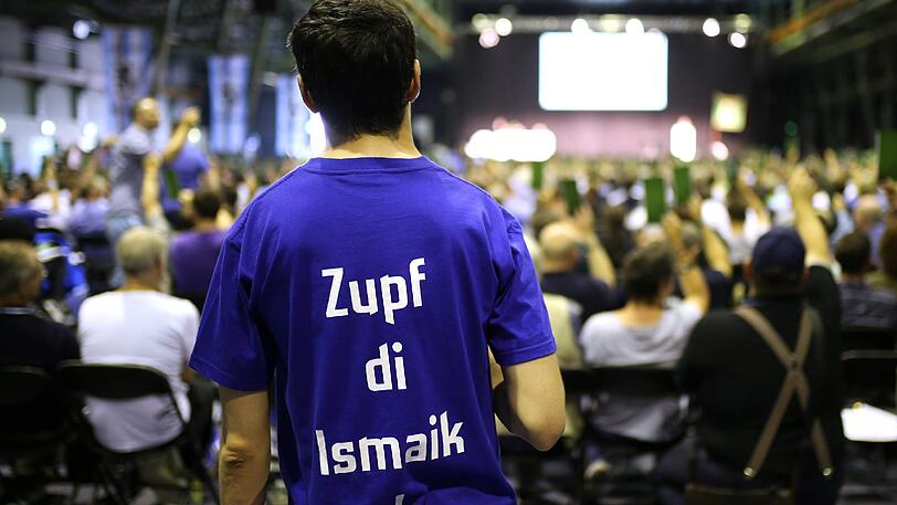 "Zupf di Ismaik" - mit diesem Spruch kann die Mitgliederversammlung des TSV 1860 kurz und bündig zusammengefasst werden. Die besten Bilder von der fast zehnstündigen Veranstaltung zum Durchklicken.