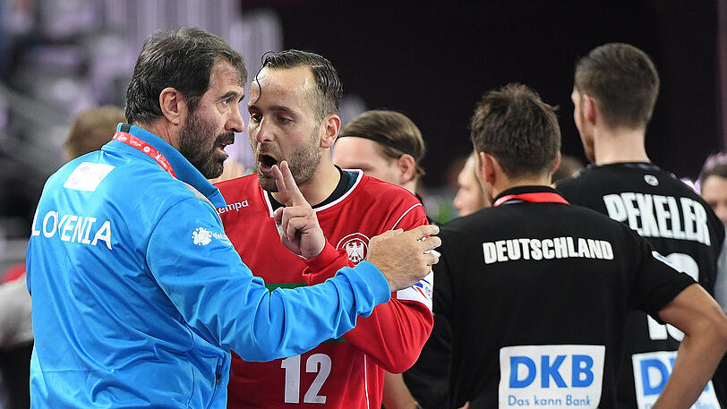 Deutschlands Torhüter Silvio Heinevetter (2.v.l.) diskutiert kurz vor Spielende mit Sloweniens Trainer Veselin Vujovic.