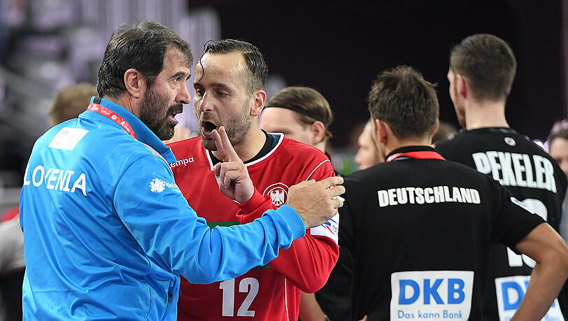 Deutschlands Torhüter Silvio Heinevetter (2.v.l.) diskutiert kurz vor Spielende mit Sloweniens Trainer Veselin Vujovic. Deutschlands Torhüter Silvio Heinevetter (2.v.l.) diskutiert kurz vor Spielende mit Sloweniens Trainer Veselin Vujovic.
