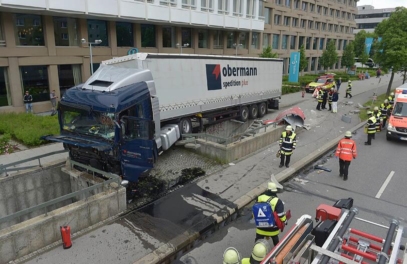 Lkw-Unfall an der Tegernseer Landstraße (Mc-Graw-Graben): Ein Lastwagen brettert auf den Gehweg, zerstört eine Litfaßsäule und knallt in eine Brüstung.