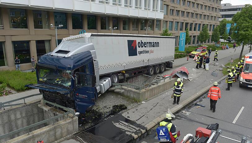 Lkw-Unfall an der Tegernseer Landstraße (Mc-Graw-Graben): Ein Lastwagen brettert auf den Gehweg, zerstört eine Litfaßsäule und knallt in eine Brüstung. Lkw-Unfall an der Tegernseer Landstraße (Mc-Graw-Graben): Ein Lastwagen brettert auf den Gehweg, zerstört eine Litfaßsäule und knallt in eine Brüstung.