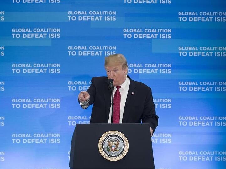 US-Präsident Donald Trump spricht auf der Anti-IS-Konferenz im Außenministerium.