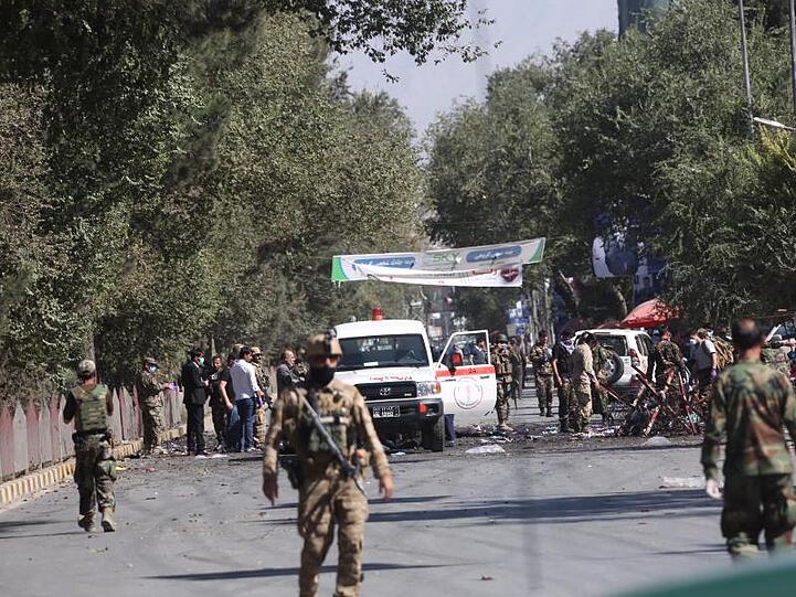Auch in Kabul hat es erneut einen Selbstmordanschlag gegeben. Sicherheitskräfte sichern den Ort ab, während ein Krankenwagen eintrifft.