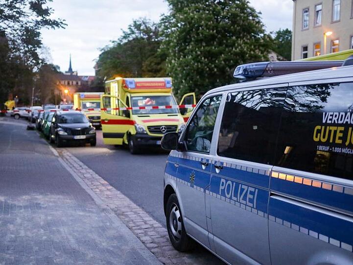 Polizeiautos und Notarztwagen im Einsatz: In einem der benachbarten Häuser wurden zwei Kinder getötet.