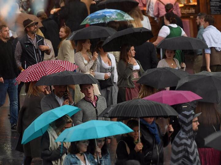 Ganz ohne Regen ging das Oktoberfest nicht über die Bühne.