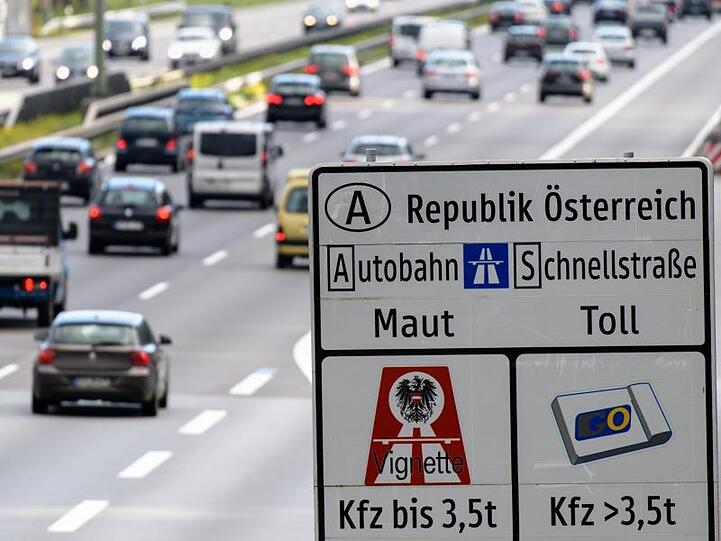 Ein Verkehrsschild weist auf der Autobahn 8 auf die in Österreich geltende Maut hin. Foto: Matthias Balk/dpa/Archivbild