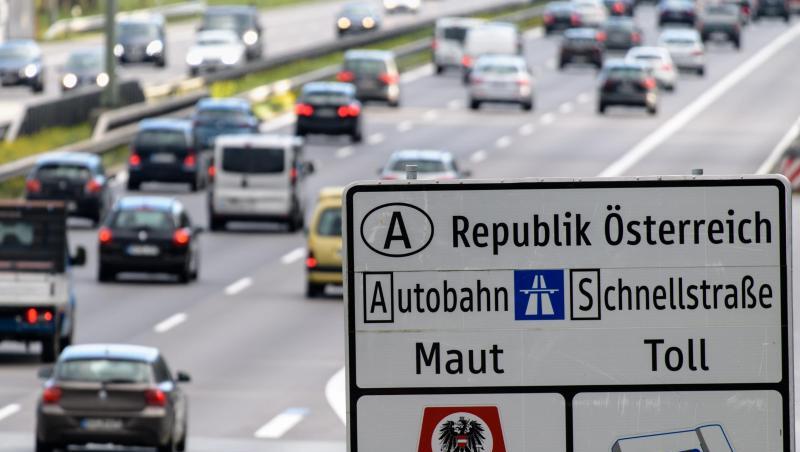 Ein Verkehrsschild weist auf der Autobahn 8 auf die in Österreich geltende Maut hin. Foto: Matthias Balk/dpa/Archivbild Ein Verkehrsschild weist auf der Autobahn 8 auf die in Österreich geltende Maut hin. Foto: Matthias Balk/dpa/Archivbild