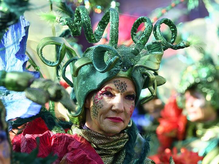Farbenfroh: Samba-Karnevals-Umzug in Bremen.