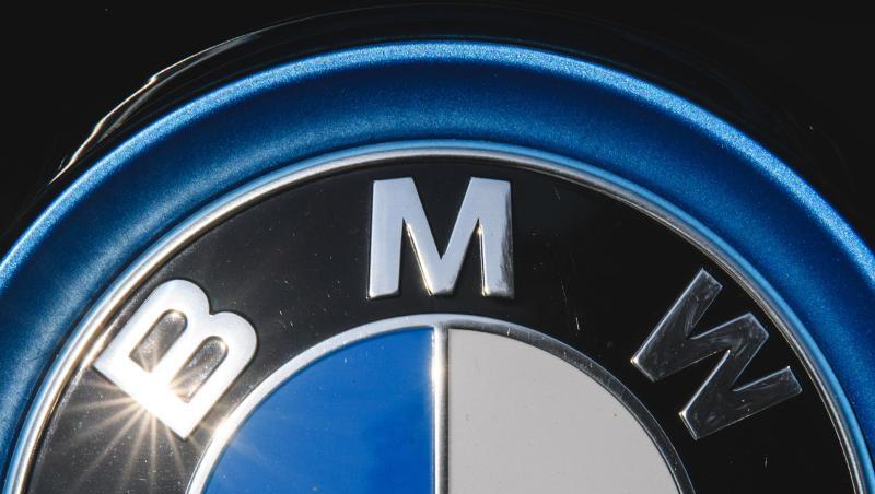 Die Sonne spiegelt sich in einem Logo des Autoherstellers BMW. Foto: Sebastian Gollnow/dpa Die Sonne spiegelt sich in einem Logo des Autoherstellers BMW. Foto: Sebastian Gollnow/dpa