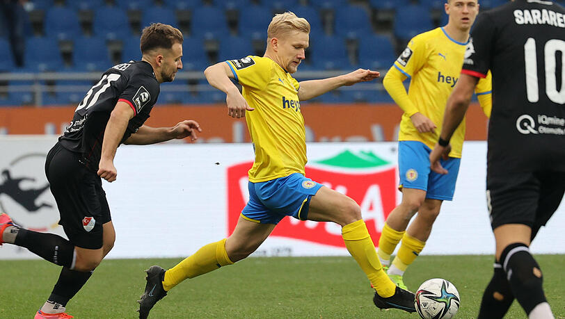 Braunschweigs Bryan Henning - Torschütze des entscheidenden 2:0 - wird von Türkgücü-Akteuren attackiert.