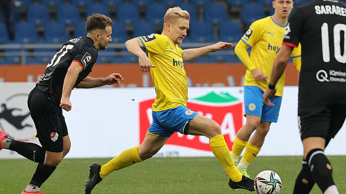 Braunschweigs Bryan Henning - Torschütze des entscheidenden 2:0 - wird von Türkgücü-Akteuren attackiert.