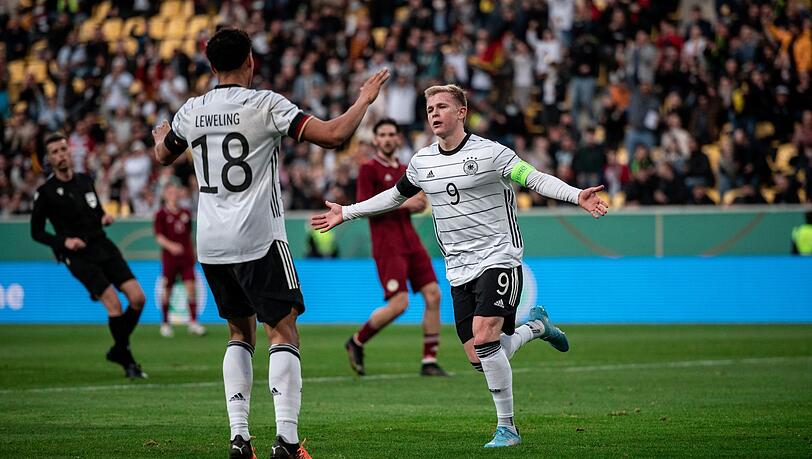 Jonathan Burkardt (r) feiert seinen ersten Treffer mit Jamie Leweling.