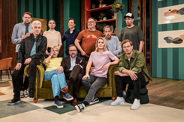 Der Cast der vierten Staffel "LOL": Michael Mittermeier (vorne, l-r), Cordula Stratmann, Kurt Krömer, Hazel Brugger und Joko Winterscheidt, Max Giermann (hinten, l-r), Martina Hill, Michael "Bully" Herbig, Elton, Moritz Bleibtreu und Jan van Weyde.