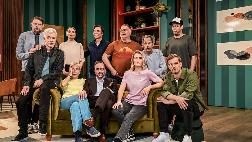 Der Cast der vierten Staffel "LOL": Michael Mittermeier (vorne, l-r), Cordula Stratmann, Kurt Krömer, Hazel Brugger und Joko Winterscheidt, Max Giermann (hinten, l-r), Martina Hill, Michael "Bully" Herbig, Elton, Moritz Bleibtreu und Jan van Weyde.