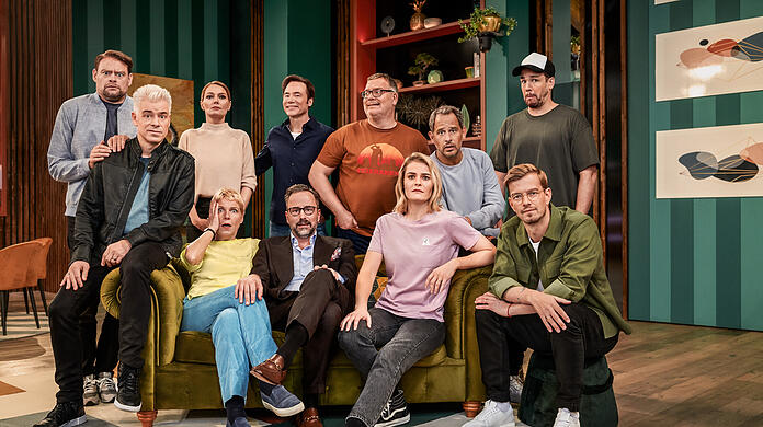 Der Cast der vierten Staffel "LOL": Michael Mittermeier (vorne, l-r), Cordula Stratmann, Kurt Krömer, Hazel Brugger und Joko Winterscheidt, Max Giermann (hinten, l-r), Martina Hill, Michael "Bully" Herbig, Elton, Moritz Bleibtreu und Jan van Weyde.