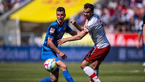 Jan Schöppner von Heidenheim (l) im engen Duell mit Regensburgs Benedikt Gimber.