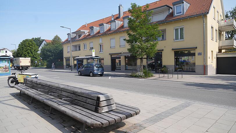 Mehr Platz, neues Pflaster, Radstreifen und Bänke, das alles barrierefrei. Mehr Platz, neues Pflaster, Radstreifen und Bänke, das alles barrierefrei.
