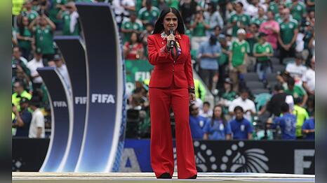 Schauspielerin Salma Hayek hielt eine Ansprache zur Er&ouml;ffnung der Weltmeisterschaft.