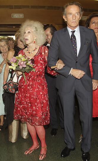 Den gespannten Mund einfach offen zu halten, fällt viel leichter. An ihrer Seite: ihr Verlobter Alfonso Diez. Gemeinsam besuchen sie ein Wohltätigkeitskonzert. Schön.
