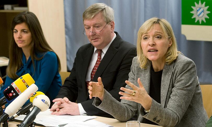 Betroffenheit bei Justizministerin Beate Merk und dem Münchner Generalstaatsanwalt Christoph Strötz auf der Pressekonferenz am Mittwochabend in Dachau: Der Mörder des erschossenen Staatsanwalts war im Gericht nicht auf Waffen kontrolliert worden. So hatte er eine illegale Waffe mit in den Gerichtssaal schmuggeln können.