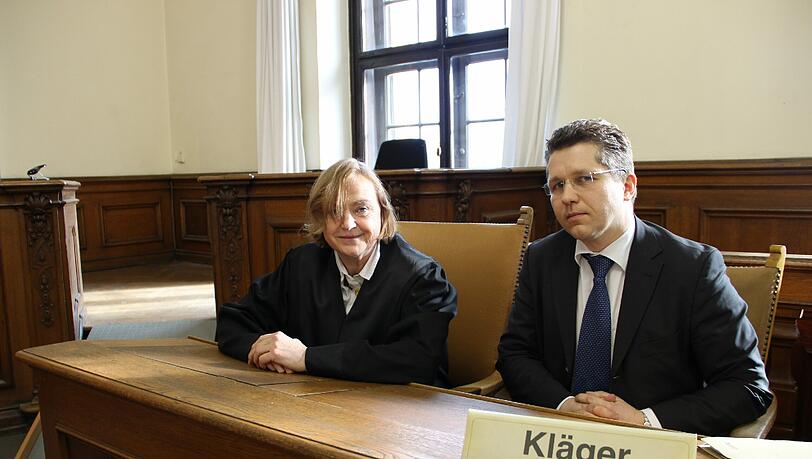 SPD klagt: Alexander Grapentin vom Parteivorstand mit Anwältin Elisabeth Keller-Stoltenhoff. SPD klagt: Alexander Grapentin vom Parteivorstand mit Anwältin Elisabeth Keller-Stoltenhoff.