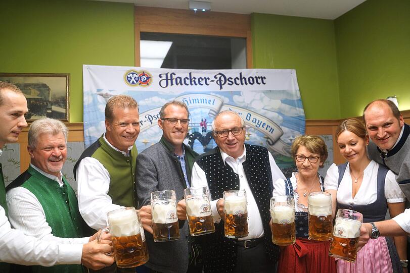 Hacker-Pschorr Wiesnbierprobe, hier mit v. li. Pascal Heide-Nigg, Georg Heide, Andreas Steinfatt, Christian Dahncke, Toni Roiderer und seine Ehefrau Christl,  Janina und Thomas Roiderer.