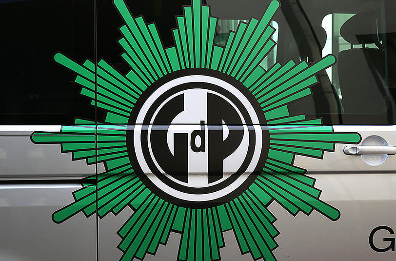 Das Logo der GdP: Die Gewerkschaft beklagt die höhere Belastung für Bayerns Polizisten und hat ein Konzept zur Verbesserung der Lage vorgelegt.