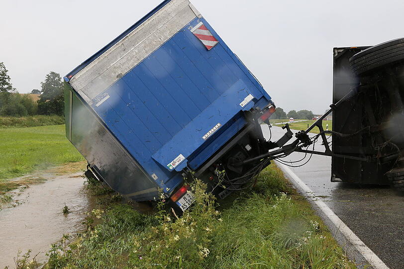 Ein Lkw kommt ins Schleudern und landet im Straßengraben. Die Bilder vom Unfallort.