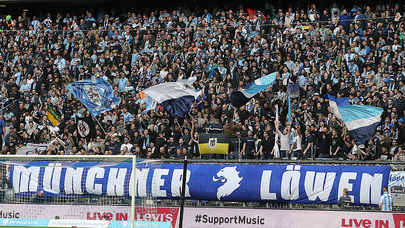 Zurück im Fanblock des TSV 1860 - auch in der Allianz Arena: die Ultra-Gruppierung Münchner Löwen in der Nordkurve der Sechzger.