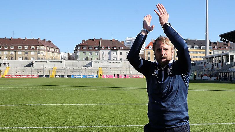 Bekommt wohl einen neuen Vertrag, mit dem er dann die erste Mannschaft trainieren würde: Daniel Bierofka. Bekommt wohl einen neuen Vertrag, mit dem er dann die erste Mannschaft trainieren würde: Daniel Bierofka.