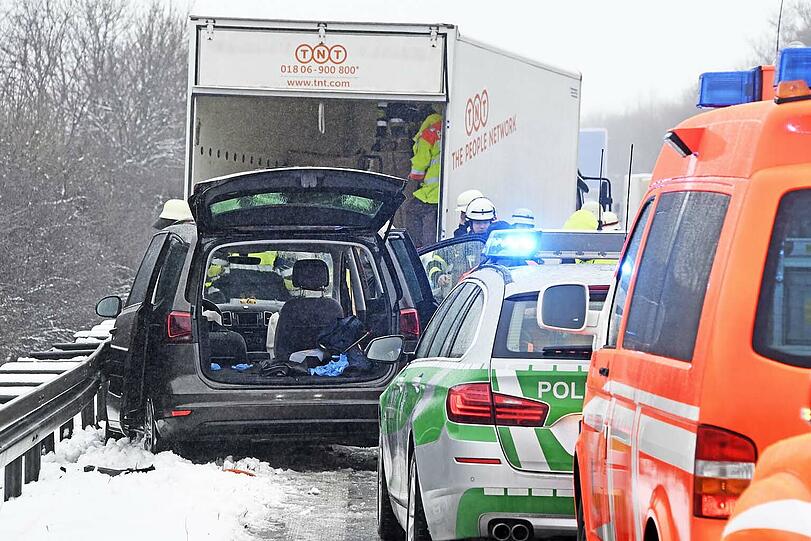 Der Gefahrgut-Unfall sorgte für einen langen Stau auf der A99. Die Bilder.