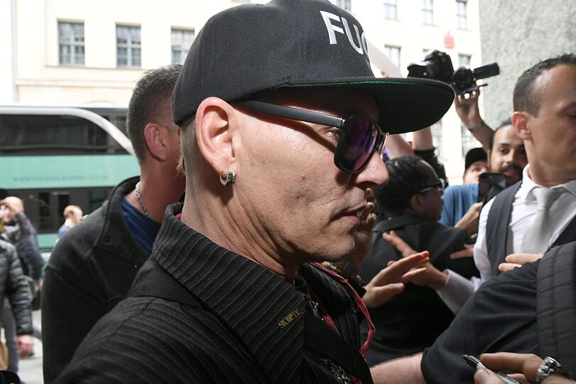 Johnny Depp wirkt ausgemergelt und blass, als er in Berlin ankommt.