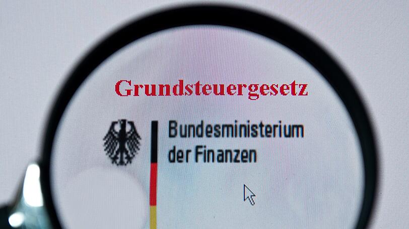 Das Grundsteuergesetz (GrStG) wird bei der Begriffseingabe auf der Internetseite des Bundesministerium für Finanzen angezeigt. Hessische Kommunen greifen Bürgern und Unternehmen kräftig in die Tasche. Die Grundsteuern stiegen im Ländervergleich besonders stark an.