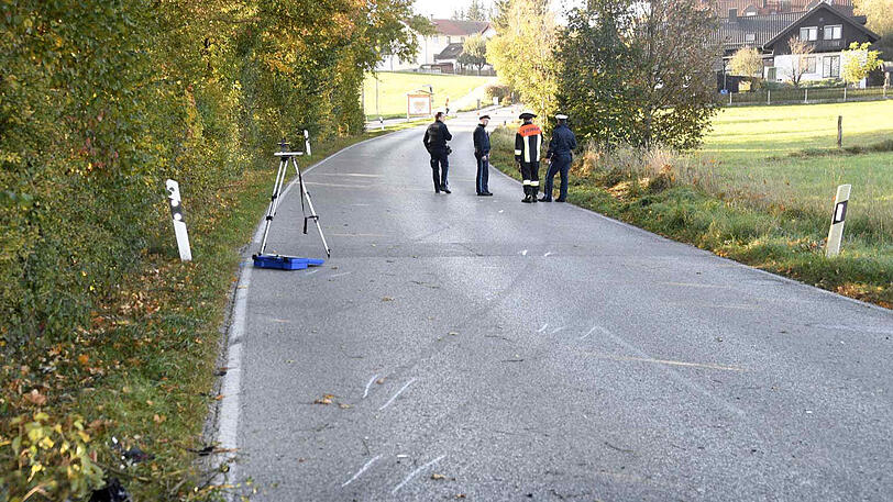 Der BMW kam von der Straße ab, prallte gegen einen Baum und landete schließlich auf einer Wiese. Die Einsatzkräfte konnten nur noch den Tod des Fahrers feststellen.