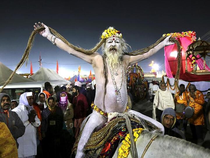 Ein hinduistischer Sadhu beim Pilgerfest "Kumbh Mela".