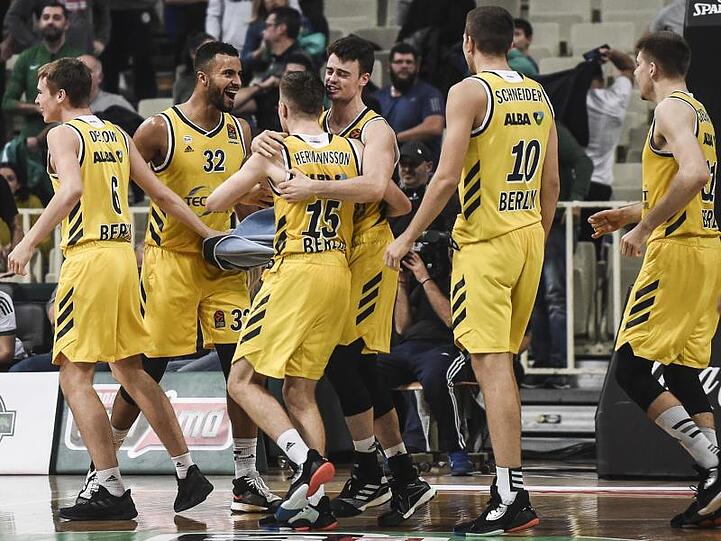 Die Spieler von ALBA Berlin feiern den Sieg über Panathinaikos Athen.