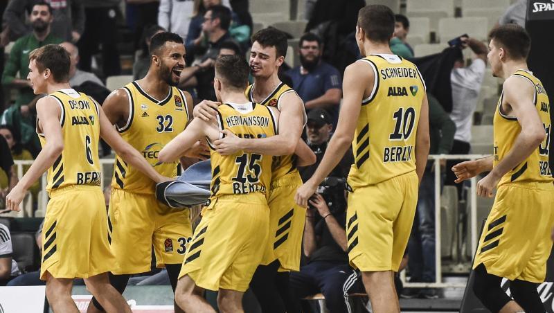 Die Spieler von ALBA Berlin feiern den Sieg über Panathinaikos Athen. Die Spieler von ALBA Berlin feiern den Sieg über Panathinaikos Athen.