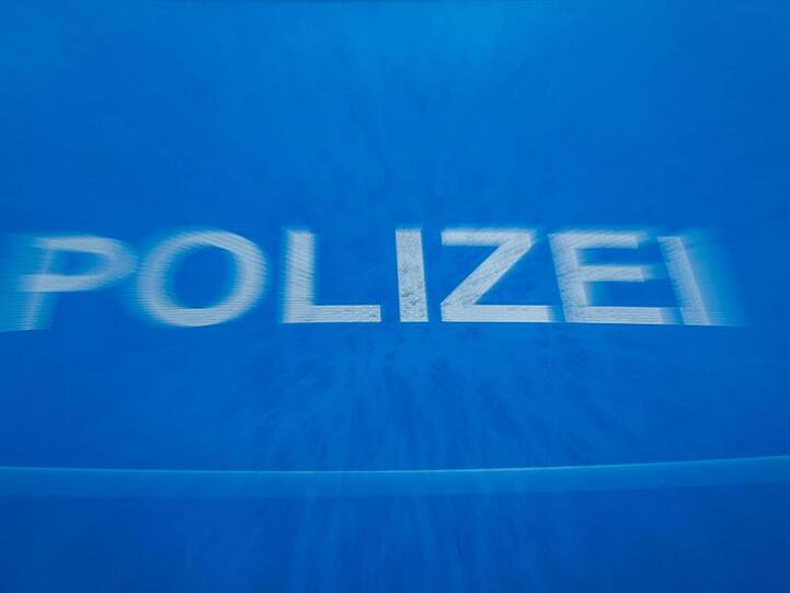 Schriftzug "Polizei" auf der Motorhaube eines Funkstreifenwagens. Foto: Jens Büttner/dpa-Zentralbild/dpa/Symbolbild