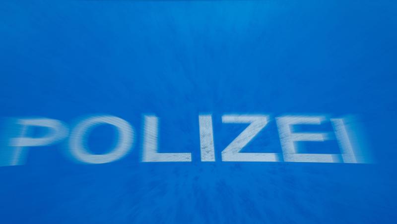Schriftzug "Polizei" auf der Motorhaube eines Funkstreifenwagens. Foto: Jens Büttner/dpa-Zentralbild/dpa/Symbolbild Schriftzug "Polizei" auf der Motorhaube eines Funkstreifenwagens. Foto: Jens Büttner/dpa-Zentralbild/dpa/Symbolbild