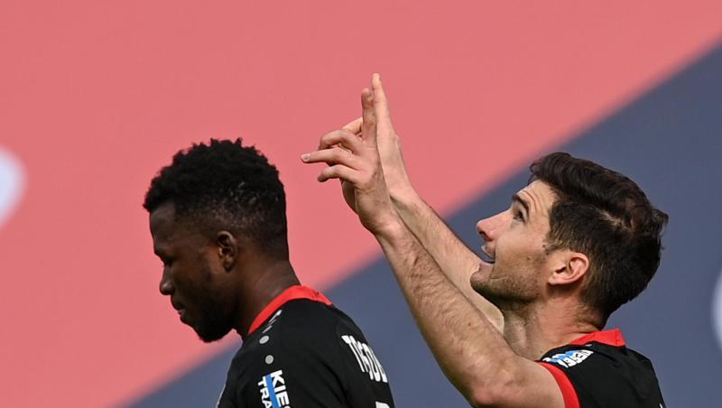 Leverkusens Stürmer Lucas Alario (r) jubelt über seinen Treffer zum 1:0 neben Mannschaftskamerad Edmond Tapsoba.