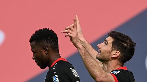 Leverkusens Stürmer Lucas Alario (r) jubelt über seinen Treffer zum 1:0 neben Mannschaftskamerad Edmond Tapsoba.