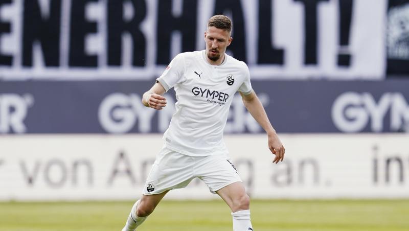 Janik Bachmann spielt den Ball.