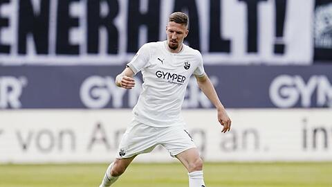 Janik Bachmann spielt den Ball.