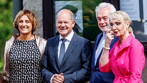 Bundeskanzler Olaf Scholz (SPD, 2.v.l) und seine Frau Britta Ernst (l) stehen mit Bundestagsvizepräsident Wolfgang Kubicki (FDP) und seiner Frau Annette Marberth-Kubicki an der Kirche.