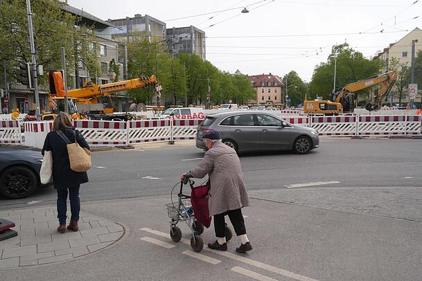 Umwege sind für ältere Viertelbewohner eine Belastung: Rentnerin Rosemarie (82) kämpft sich mit Rollator durch die Baustellenlandschaft. Umwege sind für ältere Viertelbewohner eine Belastung: Rentnerin Rosemarie (82) kämpft sich mit Rollator durch die Baustellenlandschaft.